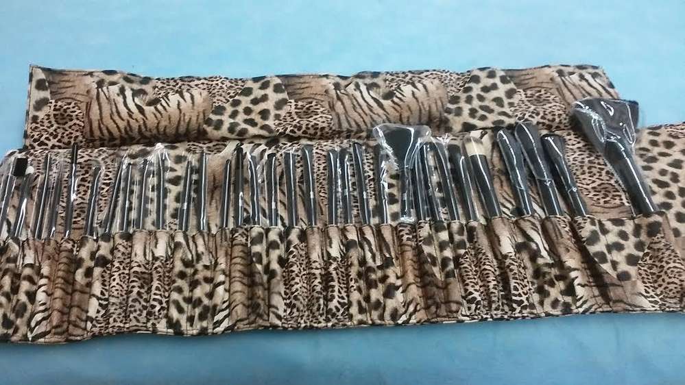 Un rollo de pinceles de maquillaje con un estampado de leopardo.