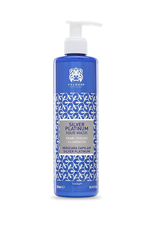 Una botella azul de mascarilla para el cabello con una bomba blanca sobre un fondo blanco.
