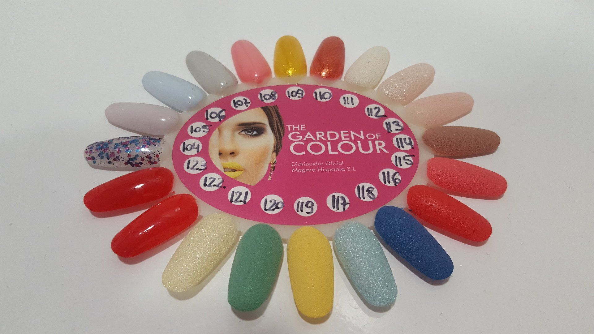 Un círculo de uñas con una etiqueta rosa que dice color gardenia.