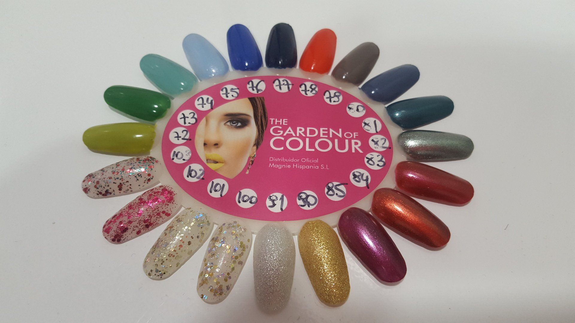 Un círculo de uñas con una etiqueta rosa que dice jardín de color.