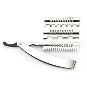 Una maquinilla de afeitar de acero inoxidable con tres hojas unidas a ella