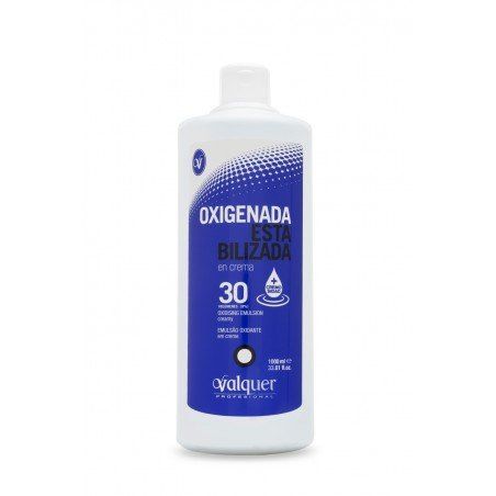 Una botella de oxigenada 30 volquete sobre un fondo blanco.