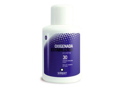 Una botella blanca con una etiqueta morada.