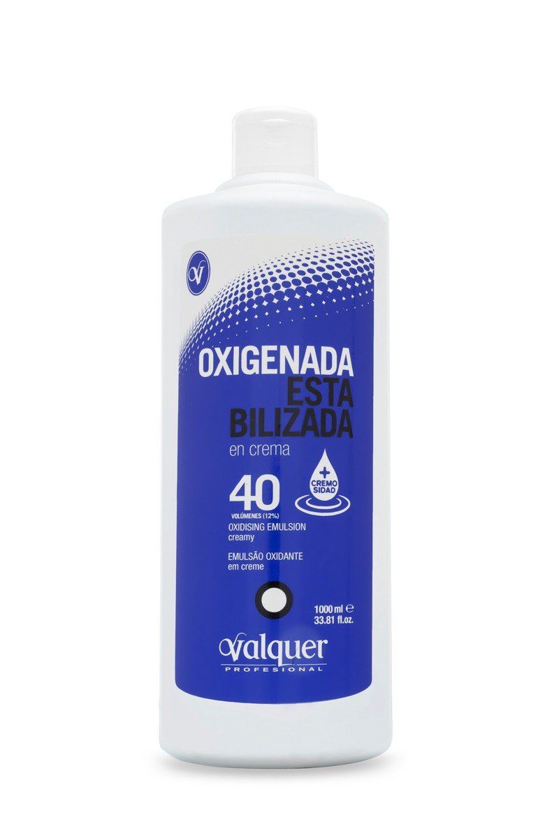 Una botella de oxigenada reposa sobre una superficie blanca.