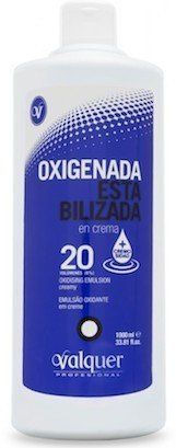 Una botella de oxigenada está sobre un fondo blanco.