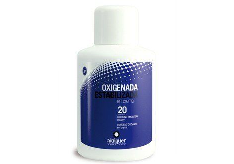 Una botella blanca con una etiqueta azul y el número 20 en ella.