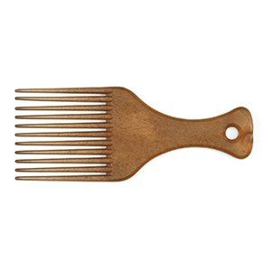 Un peine de madera con un agujero en el medio sobre un fondo blanco.