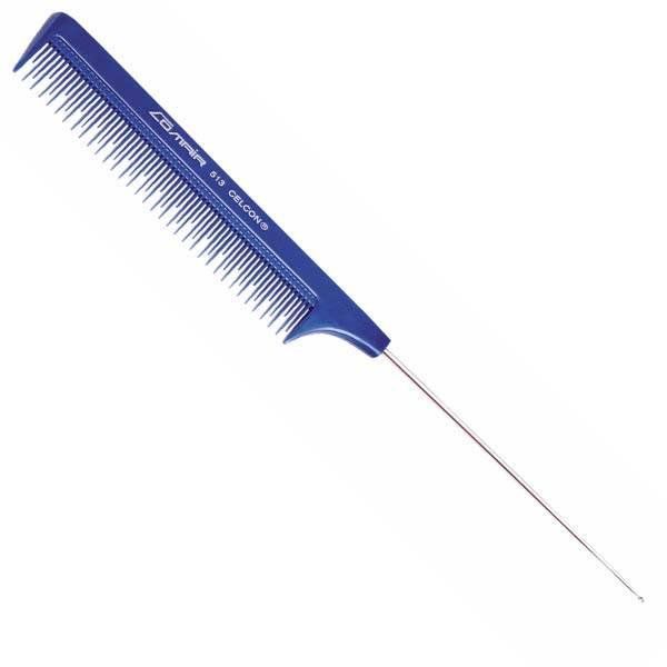 Un peine azul con una cola de metal sobre un fondo blanco.