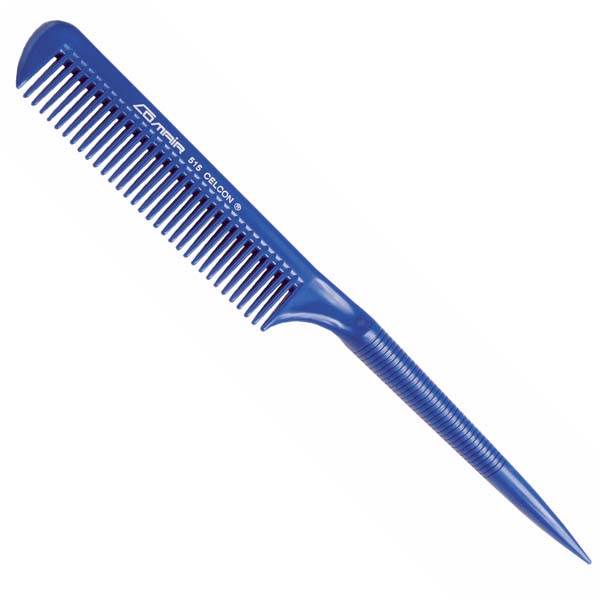 Un peine azul con un mango largo sobre un fondo blanco.