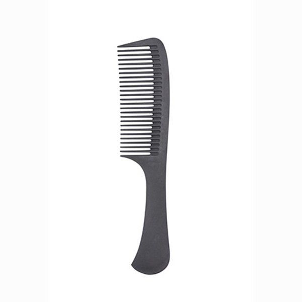 Un peine negro con mango largo sobre un fondo blanco.