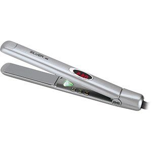 Una plancha de pelo plateada con pantalla digital sobre fondo blanco.