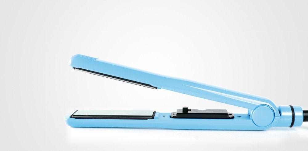Una plancha de pelo azul está sobre una superficie blanca.