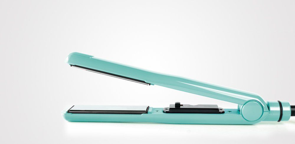 Una plancha de pelo azul está sobre una superficie blanca.