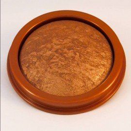 Un círculo marrón con un borde marrón sobre una superficie blanca.