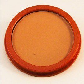 Un círculo marrón con un borde rojo sobre una superficie blanca