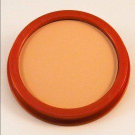 Un objeto redondo con un borde rojo se encuentra sobre una superficie blanca.