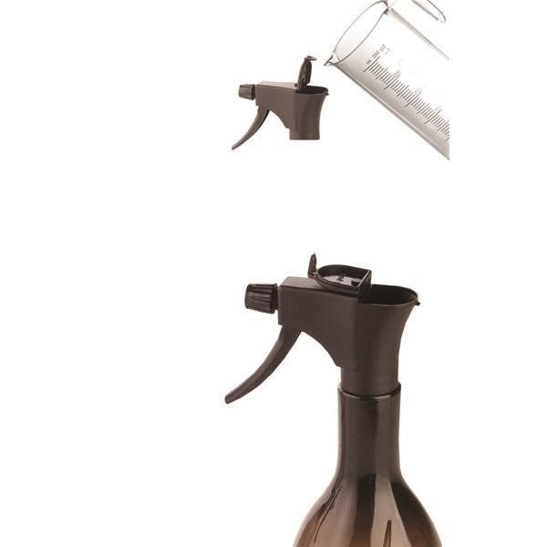 Una botella de spray con una taza medidora adjunta