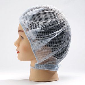 Una cabeza de maniquí con un gorro quirúrgico blanco.