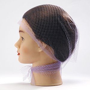 Una cabeza de maniquí con una redecilla para peluca encima.