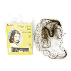 Una mujer lleva una redecilla para el pelo delante de una caja amarilla.