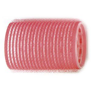 Un primer plano de un rodillo de pelo rosa sobre un fondo blanco.