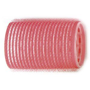 Un primer plano de un rodillo de pelo rosa sobre un fondo blanco.
