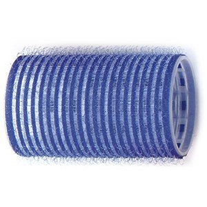 Un primer plano de un rodillo de pelo azul sobre un fondo blanco.