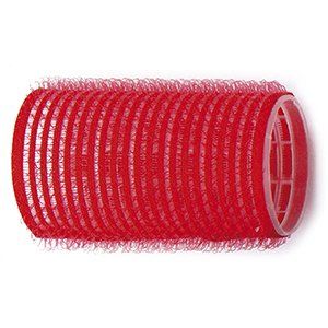 Un primer plano de un rodillo de pelo rojo sobre un fondo blanco.