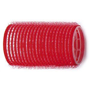 Un primer plano de un rodillo de pelo rojo sobre un fondo blanco.