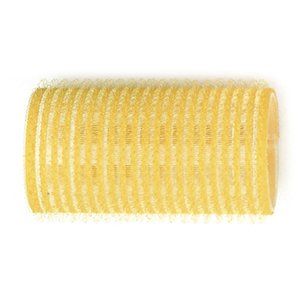 Un primer plano de un rodillo de pelo amarillo sobre un fondo blanco.
