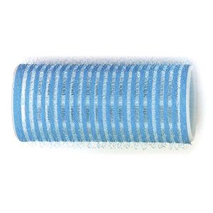 Un primer plano de un rodillo de pelo azul sobre un fondo blanco.