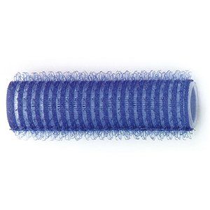 Un primer plano de un rodillo de pelo azul sobre un fondo blanco.