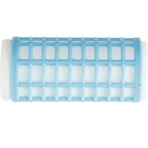 Un primer plano de un rodillo azul y blanco sobre un fondo blanco.