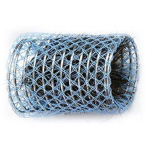 Un primer plano de un rodillo de pelo azul sobre un fondo blanco.