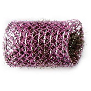 Un primer plano de un rodillo de pelo morado con pelo sobre un fondo blanco.