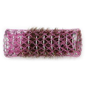 Un primer plano de un rodillo de pelo rosa sobre un fondo blanco.