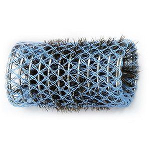 Un primer plano de un rodillo de pelo azul sobre un fondo blanco.