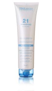 Un tubo de champú blanco con una tapa azul sobre un fondo blanco.