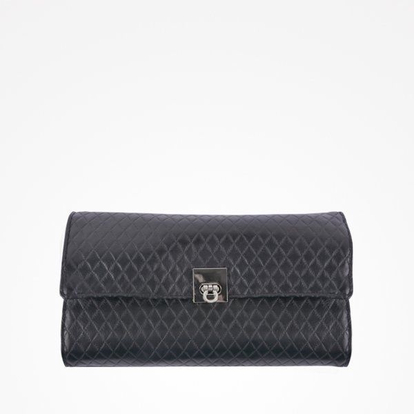 Una billetera negra con una letra o plateada.