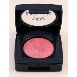 Un rubor rosado en un estuche negro que dice dkd