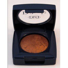 Una sombra de ojos DKD en un estuche azul.