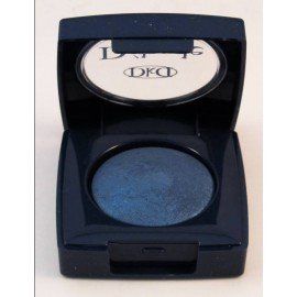 Una sombra de ojos azul en un estuche negro con la palabra DKD escrita en ella.