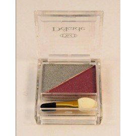 Una sombra de ojos en forma de triángulo con un pincel en una caja transparente.