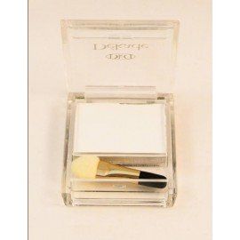 Una caja blanca con dos pinceles dentro.