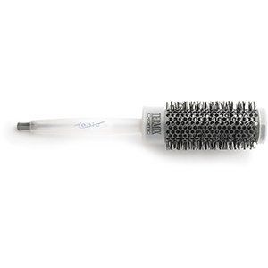 Un pincel redondo con mango transparente sobre fondo blanco.