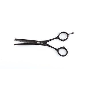 Un par de tijeras para cortar el cabello de color negro sobre un fondo blanco.