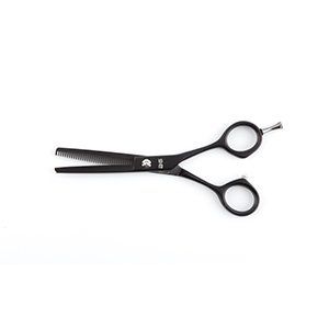 Un par de tijeras para cortar el cabello de color negro sobre un fondo blanco.