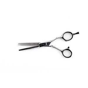 Un par de tijeras con mangos negros sobre un fondo blanco.