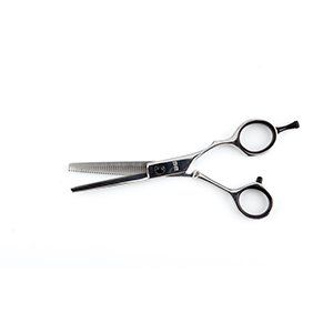 Un par de tijeras con mangos negros sobre un fondo blanco.