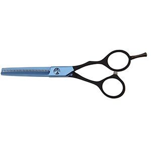 Un par de tijeras con mango azul sobre fondo blanco.